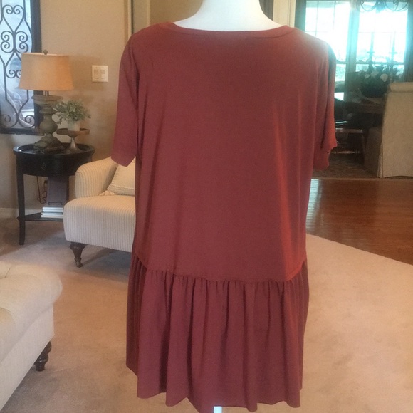 entro top in a beautiful shade of maroon - Picture 5 of 7